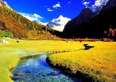 从泸沽湖去稻城亚丁近还是从香格里拉走比较近