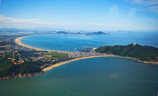 东山岛隶属漳州市,是福建省著名的风景名胜区之一,这里海湾辽阔