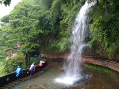 七彩飞瀑